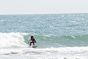 サーフィンをしている子供の画像
