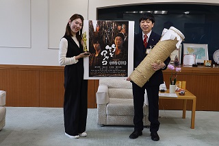 短編映画「竹とタケノコ」プロデューサー谷口由里子さんが市長を表敬訪問しました