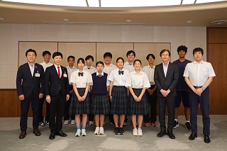 全国大会出場を決めた豊橋高校の代表生徒が市長と教育長を表敬訪問しました