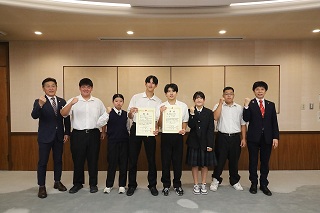 全国大会で入賞した市立豊橋高等学校の選手が市長を表敬訪問しました