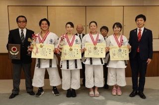 空手の全国大会に出場した選手が市長を表敬訪問しました