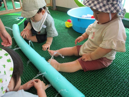 ０歳児水あそび