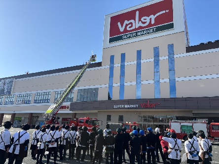 はしご車による救助活動の様子