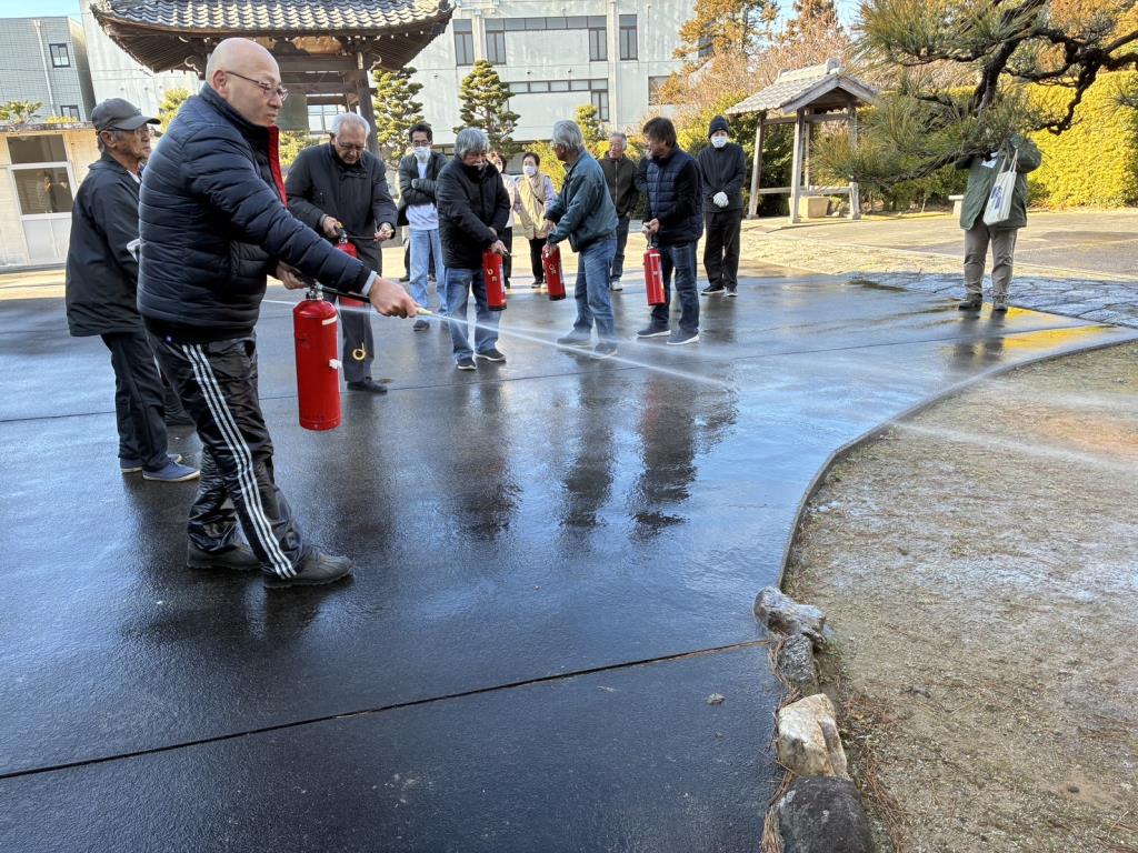 消火訓練をしている様子