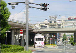 多目的デッキ下へ乗り入れた路面電車の写真