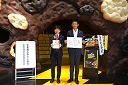 有楽製菓株式会社 寄附受領式及び感謝状贈呈式のようす