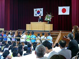 大村小学校で行われた歓迎式典