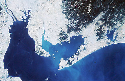 宇宙から望む三河湾の画像