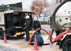 高圧洗浄車による下水道管の清掃