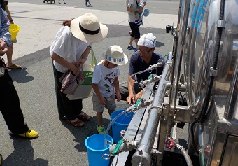 応急給水体験のようす