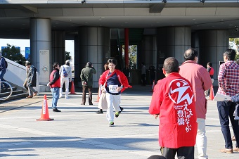 駅伝大会で走る本市職員の写真その２