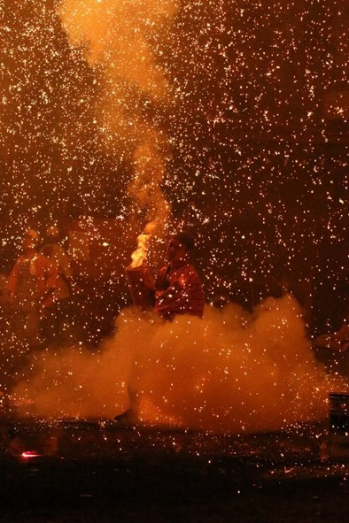 手筒花火をあげている写真