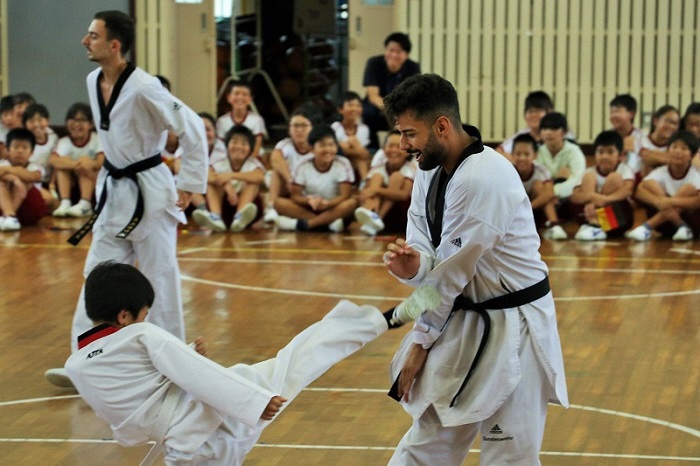 小学校交流会でテコンドー体験をしました