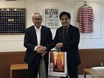 浅井市長とエクラエラ総領事の写真