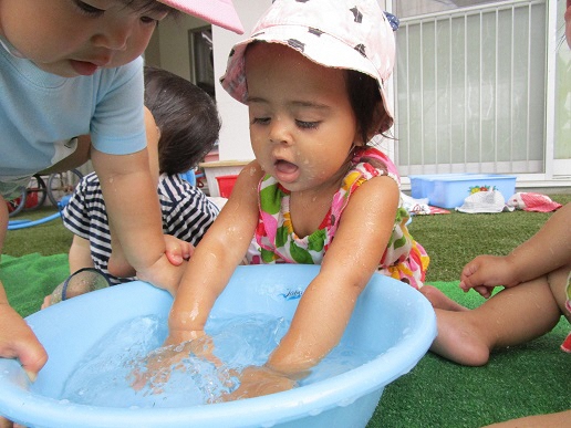 0歳児水遊び