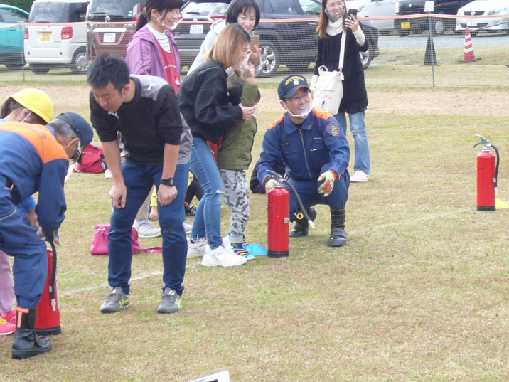 小学部低学年以下の生徒達の訓練用水消火器を使用した消火訓練の様子
