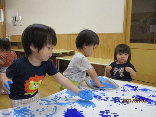 １歳児の子が絵具で遊んでいるところ