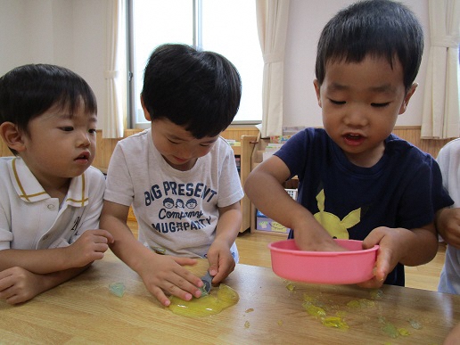 ３才児が寒天で遊んでいるところ