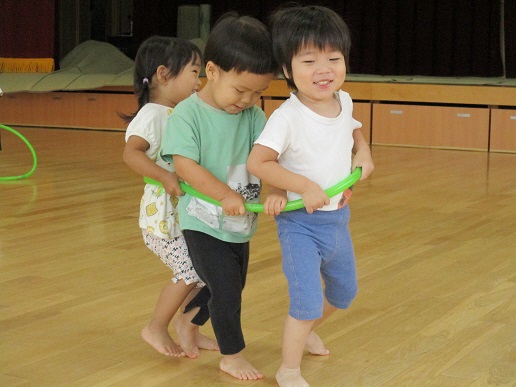 1歳児が電車遊びをしているところ