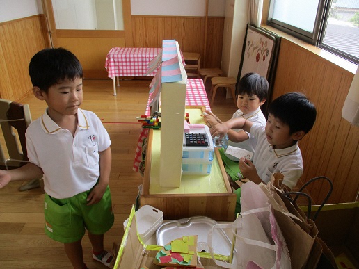 ４歳の子がパン屋さんでお店屋さんごっこをしているところ