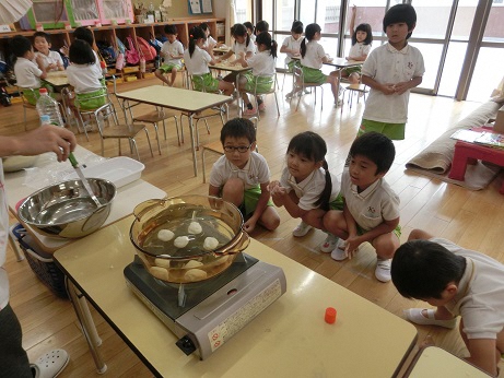 5歳の子が茹で上がる団子を見ているところ