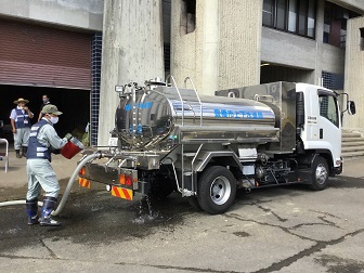 給水車への注水のようす