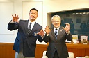 ゴジラのポーズで撮影に応じる安田選手と浅井市長