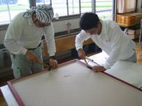 校舎廊下の掲示板を製作中の画像