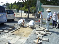 通路補修作業中