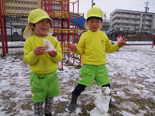 4歳児雪あそびをしている