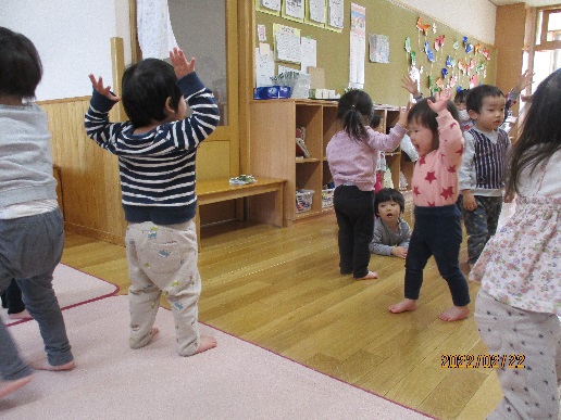 室内でリズム遊びをしているところ