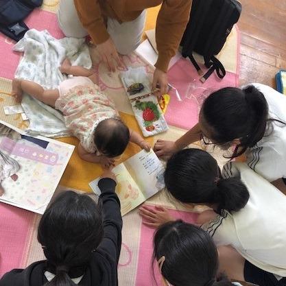 赤ちゃんふれあい体験 実施時の様子（写真）