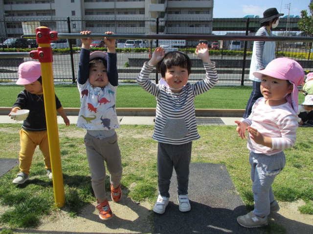 鉄棒で遊んでいるところ