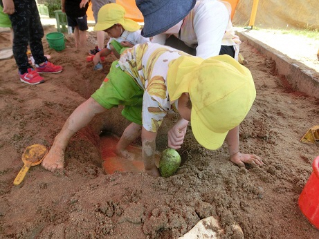 砂場で穴を掘っているところ